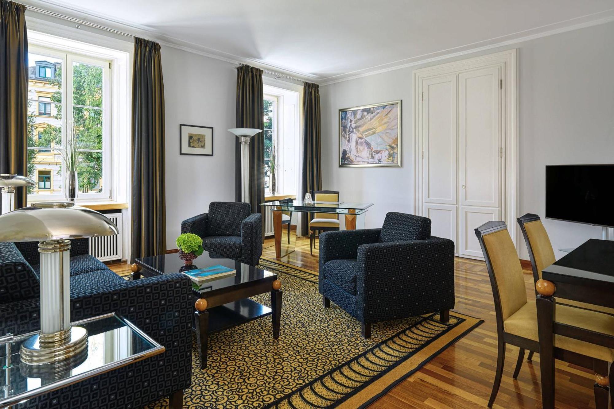 Hotel Elephant Weimar, Autograph Collection Eksteriør bilde A suite at the Hotel de Crillon