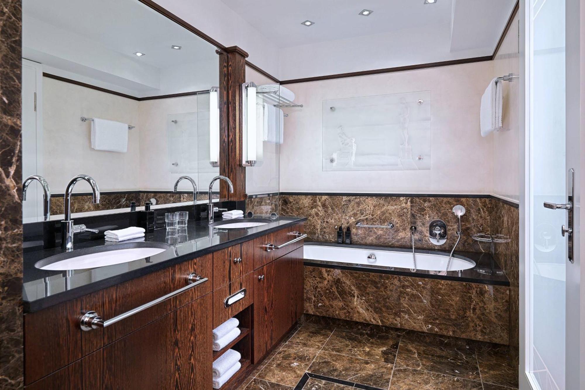 Hotel Elephant Weimar, Autograph Collection Eksteriør bilde Bathroom