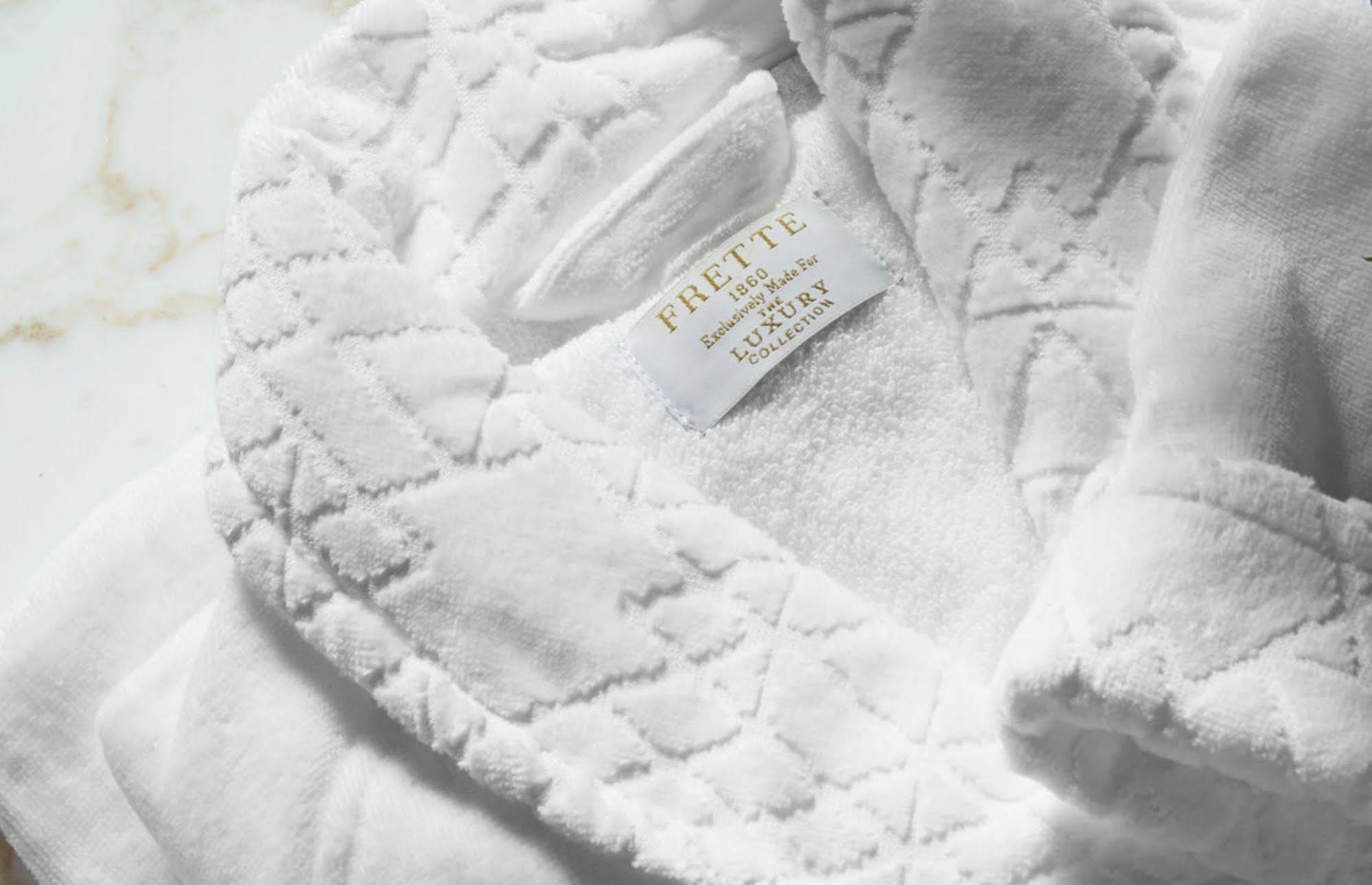 Hotel Elephant Weimar, Autograph Collection Eksteriør bilde A bathrobe